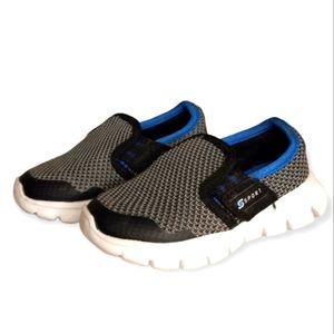 Sketchers boy sport sneakers athletic gray and black, size 4.